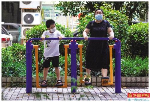海珠区瑞宝街南洲名苑小区解封后,居民在使用健身器材.