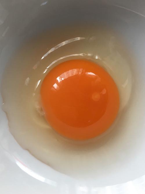 蛋白粘稠,蛋黄呈健康自然的金黄色,而不是喂有苏丹红添加剂饲料的鸡下