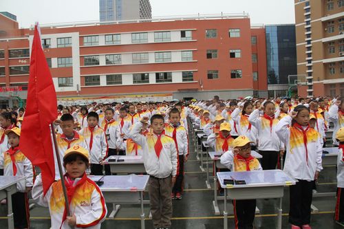 火红领巾 迎风飘扬 "爱乐"儿童 扬帆起航 兰炼二小举行2017年新少先