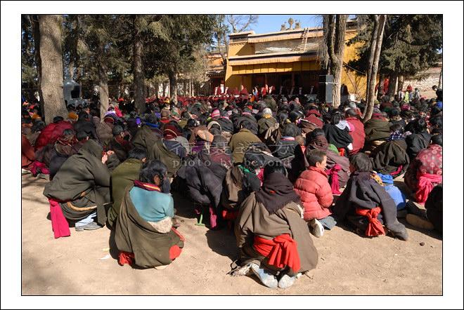 各莫寺诵经法会上的藏民和喇嘛