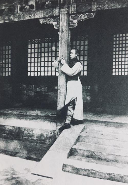 老照片:图1慈禧真实长相,图6太监"跪送"溥仪离去