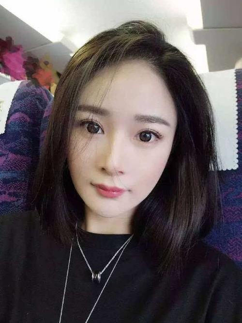 卓亨瑜的眼睛和鼻子长的挺像杨幂的,所以才会给人一种神似的感觉.