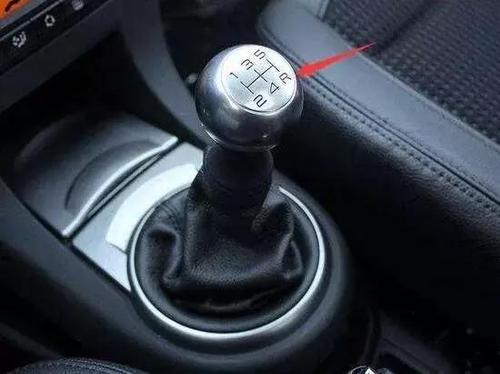 唯一不同的是,下坡路段停车,手动挡应该挂倒挡!