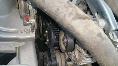 刚看了下 皮带连着曲轴 水泵 发电机 压缩机 的确没有张紧轮