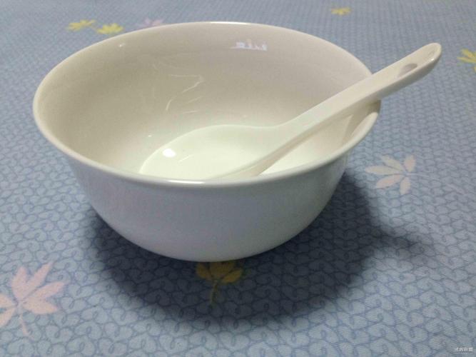 碗和勺子套装质量很好,陶瓷是正宗景德镇