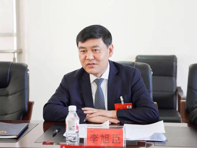 县第十八届人民代表大会一次会议刚刚结束,县委书记李旭臣,县长徐强