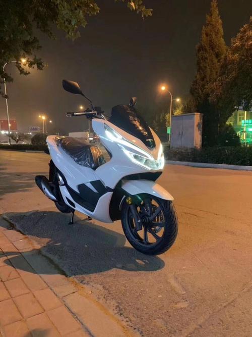 新大洲本田pcx150踏板摩托车