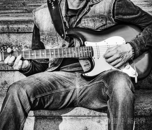 多彩的电吉他,在 b&w 的吉他手