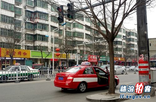 临汾拍客不顾危险红灯下载客出租车请你遵守交规