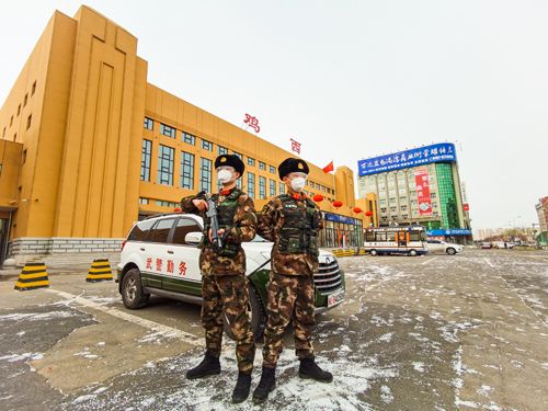图为:火车站站岗执勤.记者 伊春光 摄