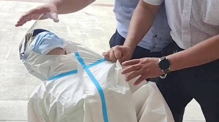 心疼防疫女医护晕倒市民还以为在休息