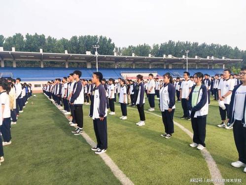 不负芳华,谱写青春郑州市第十中学举行高三最后一次升旗仪式