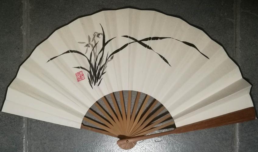 折扇画兰花,需要压平纸,我手上没家伙,只有直接画了,所以,有的地方会