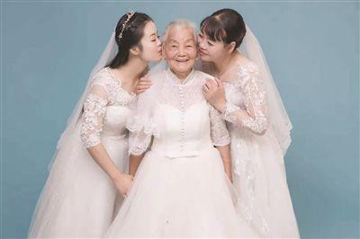 刘洋洋(左),妈妈(右),外婆拍的婚纱照.