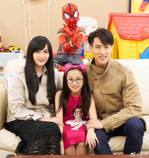 吴尊晒全家福neinei对镜甜笑max扮蜘蛛侠淘气十足
