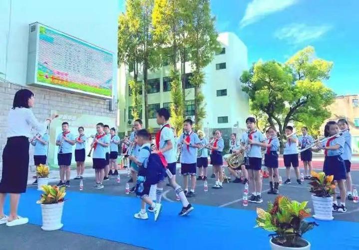 奥运冠军石智勇给鄞江镇中心小学师生送来祝福,也希望全市学生在新