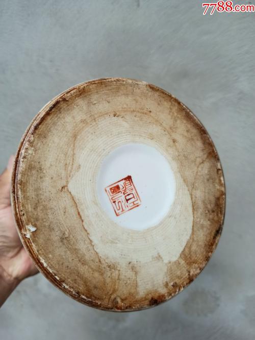 全品差盖子的瓷壶,高19厘米,底款江西名瓷