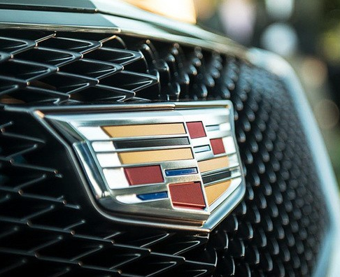 不过讲道理,吉利帝豪的车标确实是越来越像凯迪拉克了(图为凯迪拉克