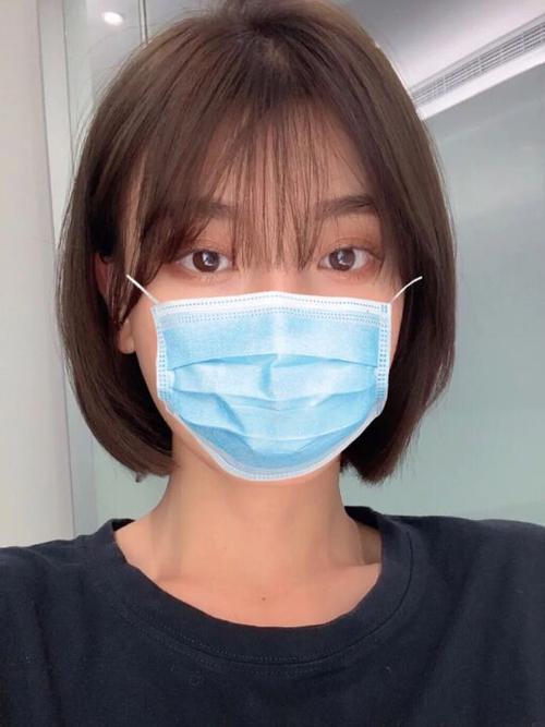 戴眼镜圆脸的女生适合什么发型