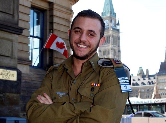 以色列军装左肩有一个布条这是部队标签但是很难辨认