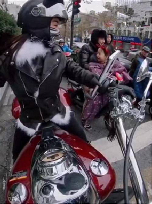 杭州最美女骑士,座驾31万印第安摩托车,全车玛瑙红