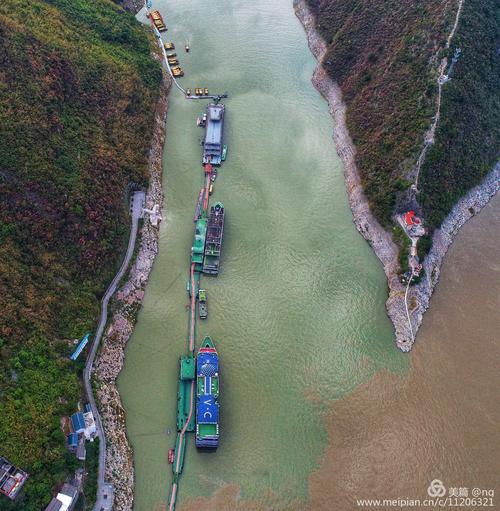 题鸟瞰神女溪巫峡入长江口图