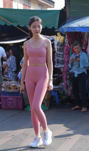 腿部太直一直是她们的苦恼,而这种紧身裤很显腿型,而且太瘦还会显得