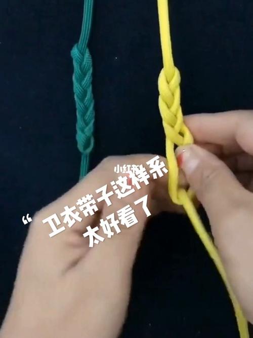 最流行的卫衣绳子打结法—麻花结_卫衣_穿搭_连帽卫衣