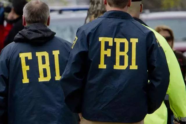 美国联邦调查局),将这种机能性与实用性兼备的单品作为出街标准制服