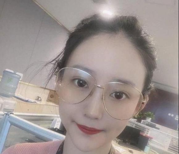 网易首页>网易号>正文申请入驻> 年轻女孩嫁给有钱老男人的例子在现实