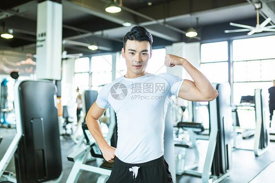 健身男性展示肌肉形象