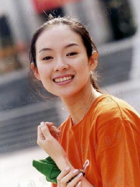 章子怡20年前素颜旧照曝光笑容甜美清纯可人