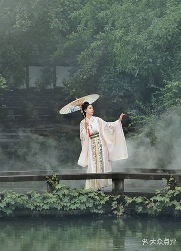 春暮花落雨