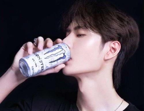 王一博和黄轩片场喝酒,王一博敬酒动作引热议,素质高低一目了然