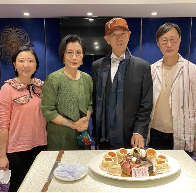 汪明荃为罗家英庆74岁生日 二人甜蜜搂肩大秀恩爱