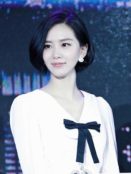 一袭白色裙子短发造型颜值爆表.不少网友表示美的犯规