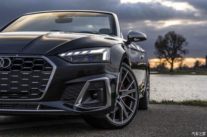 这款奥迪就是帅呆了,那那进气格栅真是太炫酷了啦,这款我喜欢.