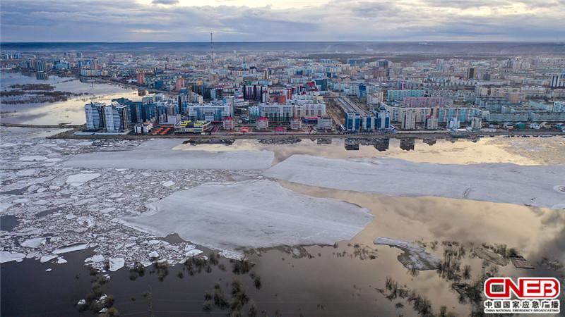 俄罗斯勒拿河漂浮大块浮冰颇为壮观