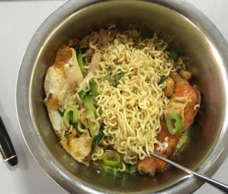 泡方便面时,很多人忽视了"下面一步",难怪不好吃