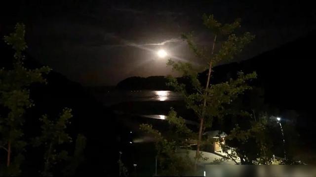 肖战深夜发文回忆往事,两处不同的地点和风景安抚了当时迷茫的他