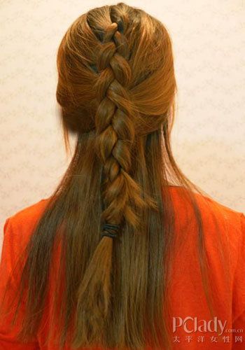 美容 流行发型 麻花辫 >详情   在头顶上选出三束较粗的头发,往斜下