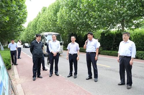 洽谈       展鑫代表区党工委,管委会向张恒春一行的到来表示热烈欢迎