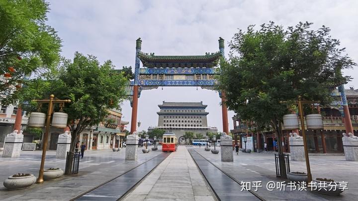 五牌楼坐落在箭楼南端,横跨前门大街,也算是前门大街的北入口.