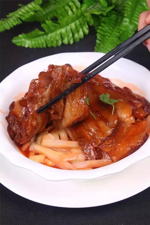 博取众长的烹饪技艺见长,以清,鲜,爽,嫩,滑为特色,属粤菜中的广府菜系
