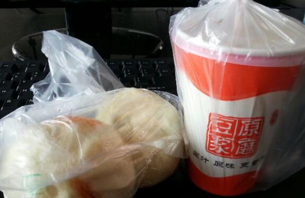 晒早餐# 包子豆浆,都冷了.