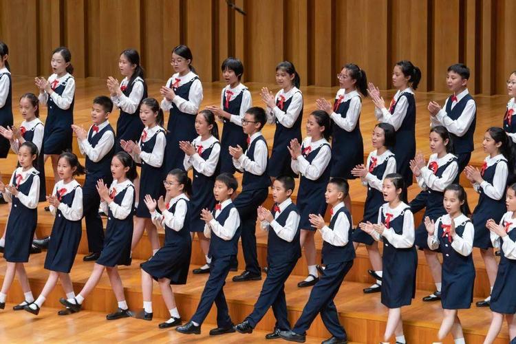 今晚19:30,聆听杨鸿年的童声合唱团唱响"金色童年"