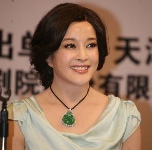 刘晓庆出席某活动时佩带着满绿翡翠弥勒佛项链