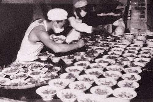 人民公社食堂里厨师正在准备大锅饭.