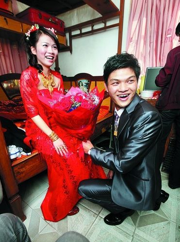 新郎踩着自行车 迎娶新娘喜洋洋(组图)