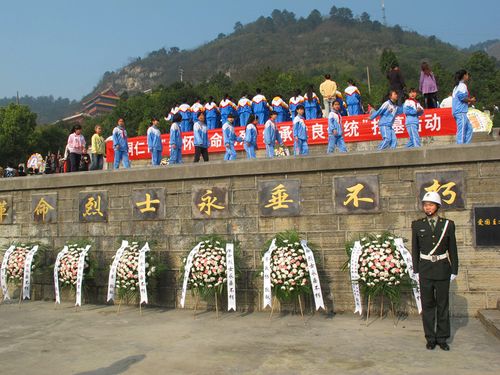 "缅怀革命先烈,继承优良传统"扫墓活动